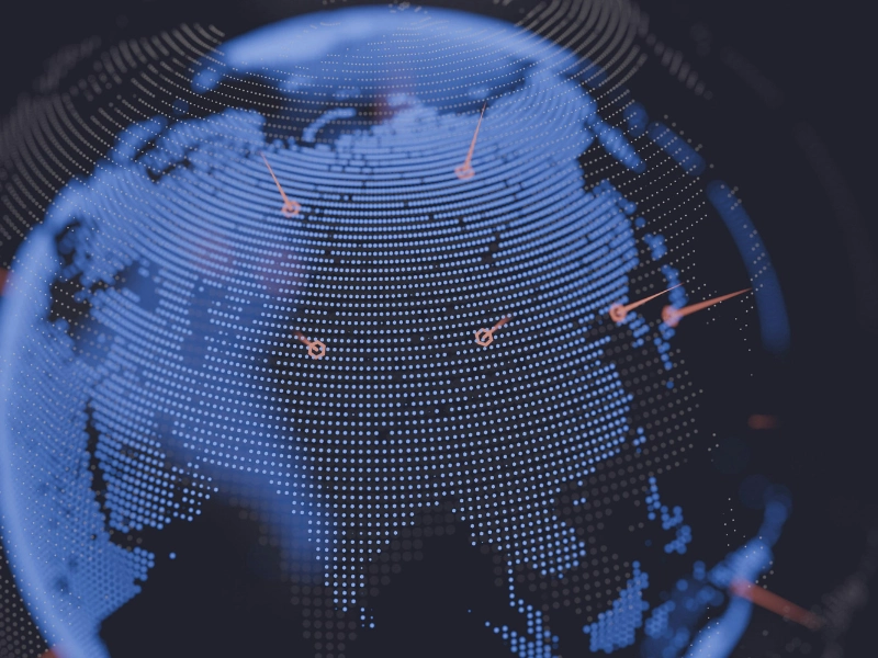 Dijital noktalarla oluşturulmuş mavi tonlarda dünya haritası üzerinde veri akışını simgeleyen bağlantı hatları. Küresel büyük veri ağını ve dijital dönüşümü temsil ediyor.